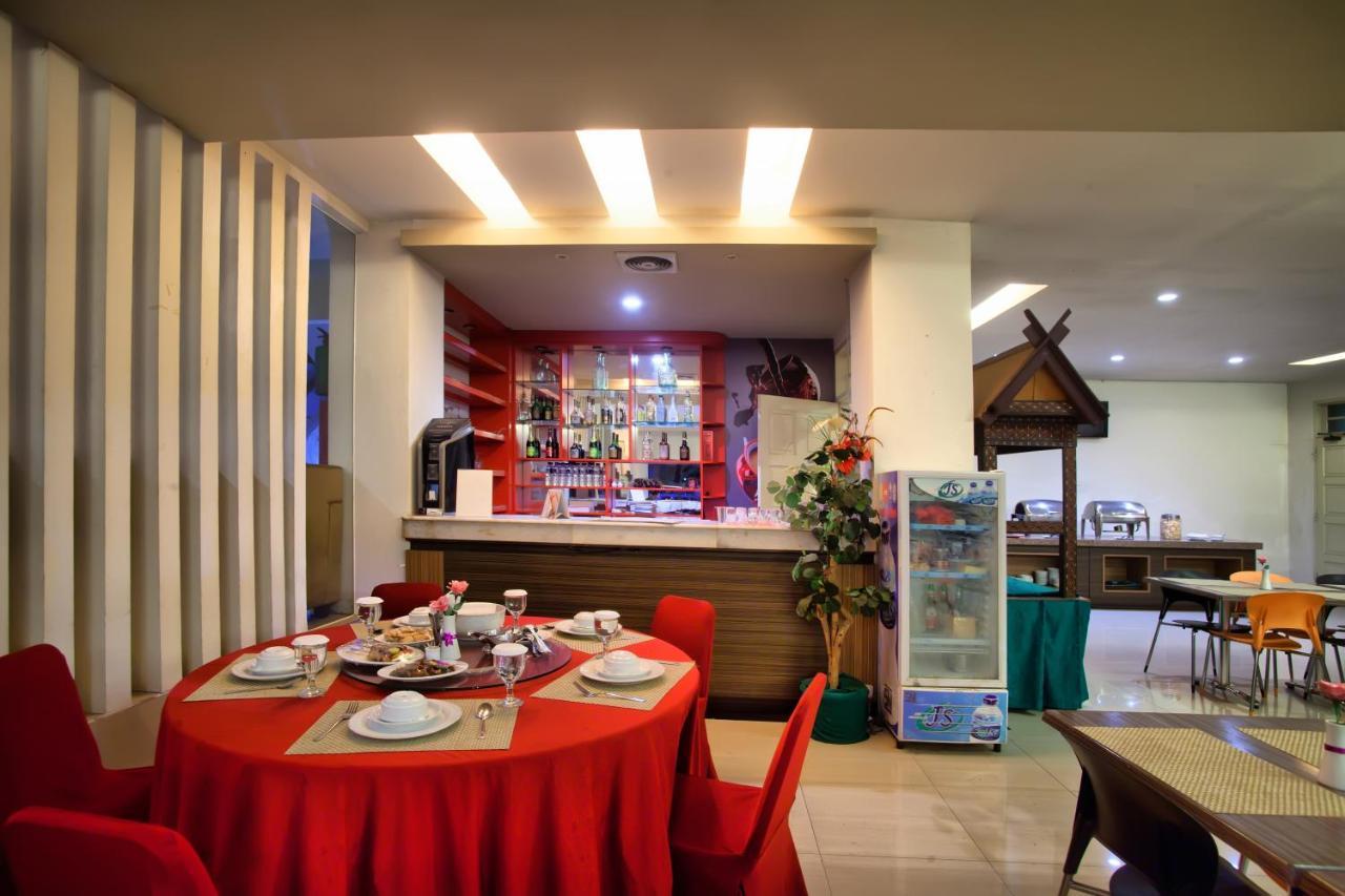 Hotel Prima Makassar Exteriör bild