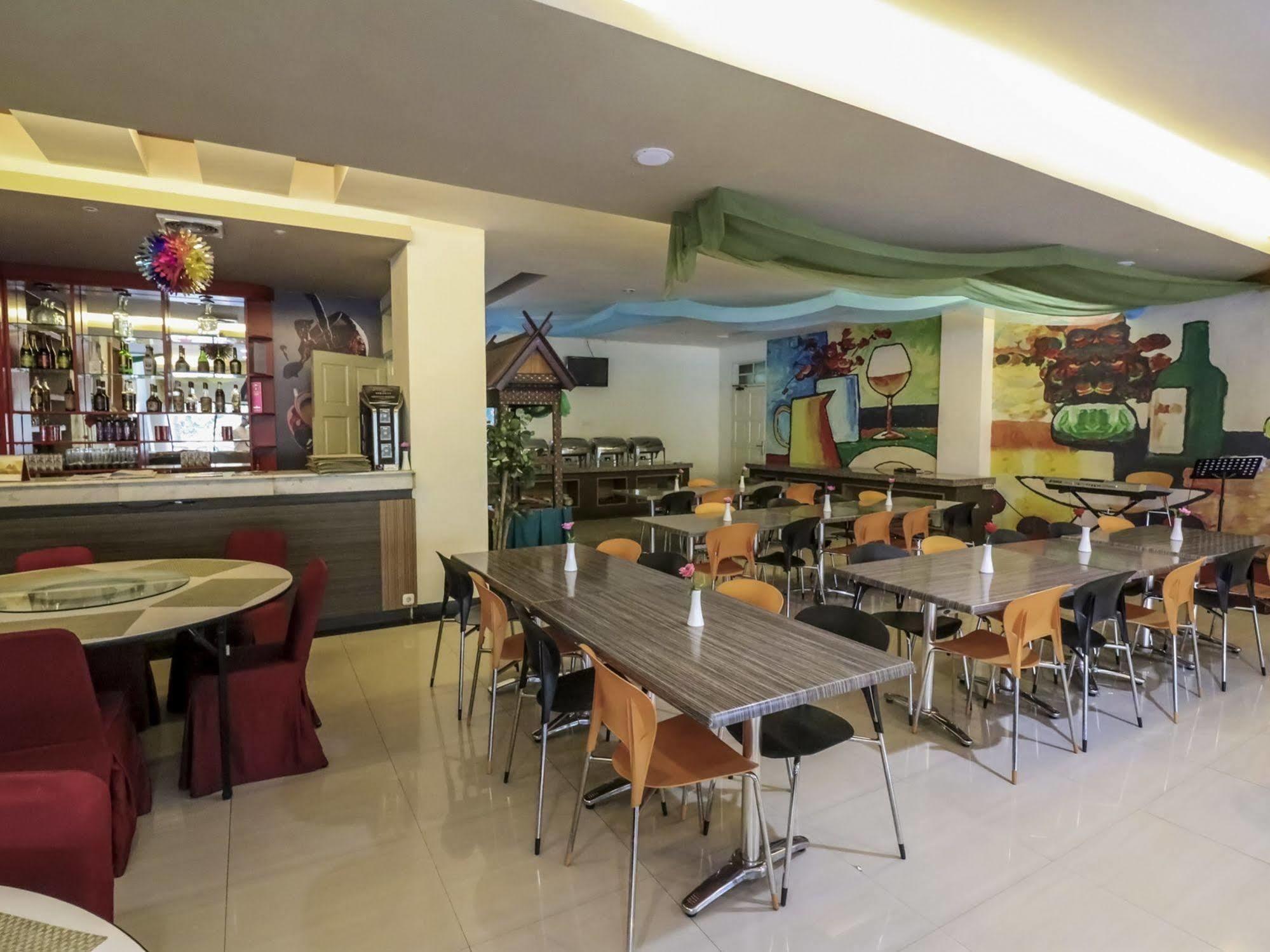 Hotel Prima Makassar Exteriör bild